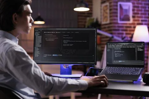 Male freelancer programming server encryption Stockfoto's