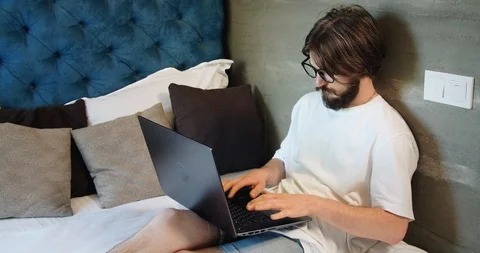 Male Freelancer Working in Bed 動画素材 112501503