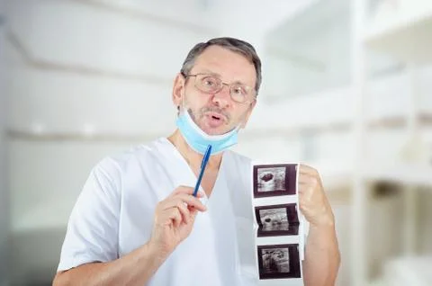 Male general practitioner (GP) explains the importance of regular mammograms Stock-Fotos