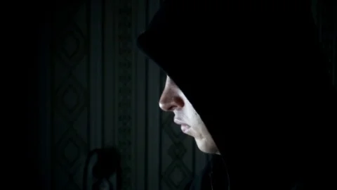 Male hacker working on a computer in a dark office room Vídeos de archivo 77167004