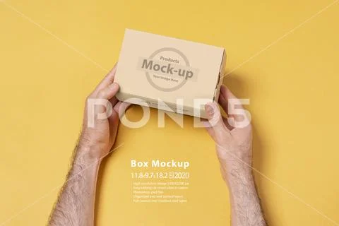 Male hand holding a small gift box mock-up series Modello PSD