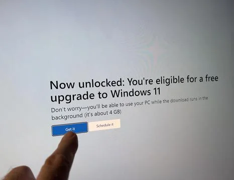 Male hand interacts with a touchscreen display as Microsoft message recomme.. Foto stock