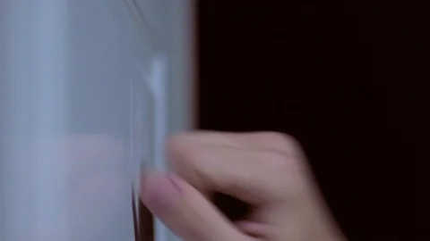 Male Hand Knocking In the Door 스톡 동영상 128665212