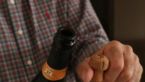 Male hand opening champagne bottle to celebrate Vídeos de archivo 126088853