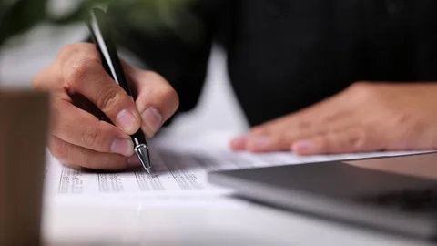 A male hand with a pen makes notes in the office. Stock-Footage 162707127