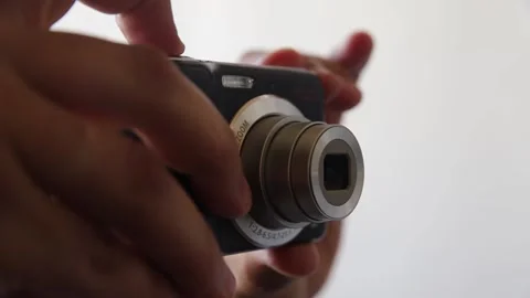Male hand presses the button of the compact camera Stock Footage 139515392