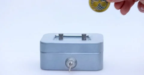 Male hand puts a cryptocoin, Ripple or XRP, in a small grey vault, safe or piggy Vídeos de archivo 165062191