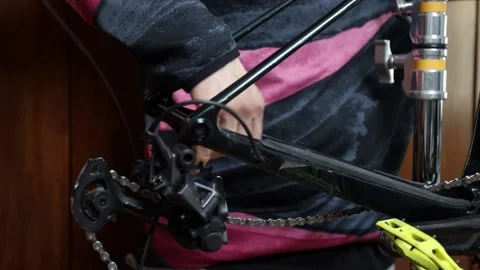 Male hand replacing cable to rear disc brake. Vídeo Stock 219783396