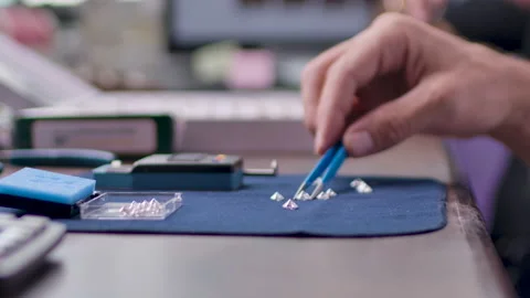 Male Hand Sorting Round Cut Polished Diamonds On The Table With Tweezers. Video stock 233344448