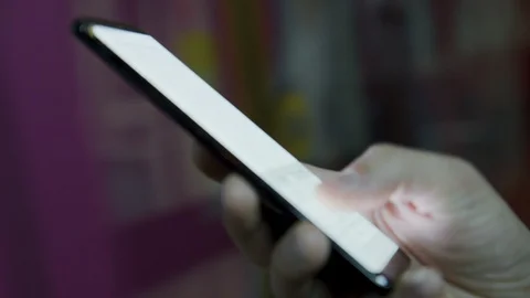Male hand texting message on a cell phone at the night city on background 스톡 동영상 128033266
