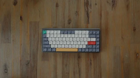 Male hand using retro style keyboard on the wooden table Video stock 232134391