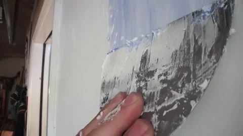 Male hand using tool to applying plaster to drywall Vídeos de archivo 168346408