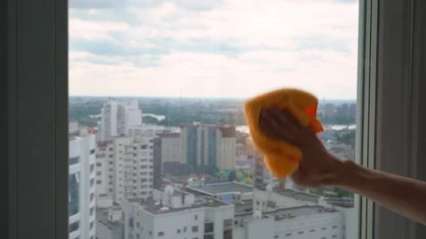 Male Hand Washes a Window 스톡 동영상 109575104