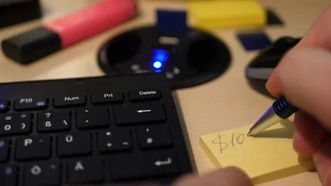 Male hand writes conversation note at the computer desk 库存影片 151656186