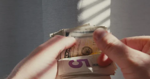 Male hands counting stack of us dollar bills 库存影片 347010080
