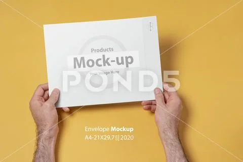 Male hands holding an A4 paper envelope mock-up series PSD 템플릿