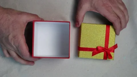 Male hands open an empty gift box. 库存影片 169782598