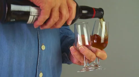Male hands pour drinks Vidéo 56455817