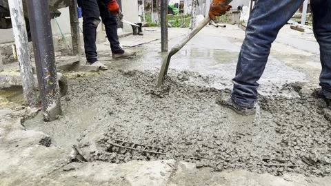 Male hands in protective gloves uses trowel to spread and level fresh cement in  Vídeo Stock 337189150