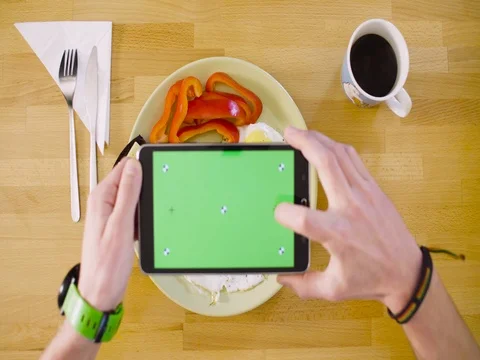 Male hands shooting an omelette with a tablet 動画素材 84675341