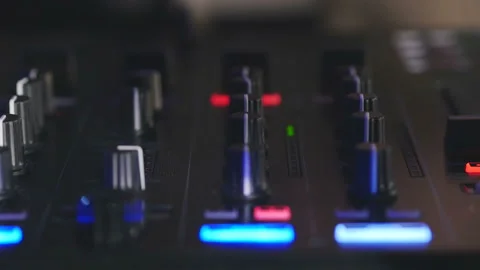 Male hands turning knobs on professional DJ mixer console 스톡 동영상 86791568