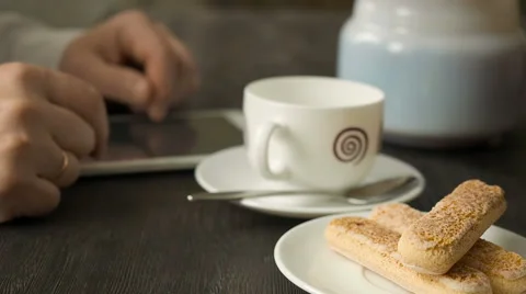 Male hands uses tablet PC sitting at the wood table Stock Footage 63641216