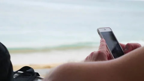Male hands using a smartphone in 4k slow motion Video stock 87126146