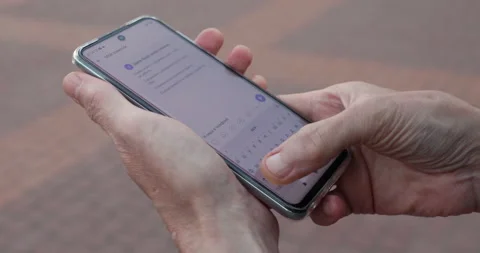 Male hands write a message in a smartphone, close-up 스톡 동영상 134364910