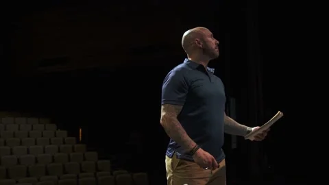 Male inspirational speaker with notes practicing on stage Vidéo 220366528