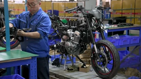 Male Laborer Connects External Components On Assembled Motorcycle Engine Vidéo 342782366