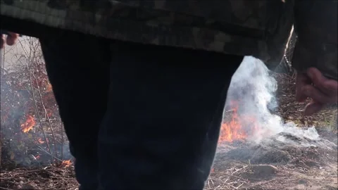 Male legs on the background of the fire Video stock 306608413