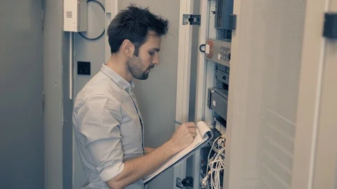 Male Man Server IT Engineer Work In Data Center. 库存影片 104199104