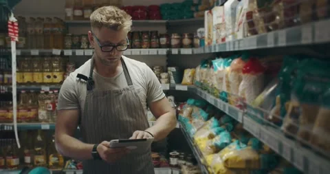 Male manager using tablet for inventory at grocery store Vídeo Stock 133464765