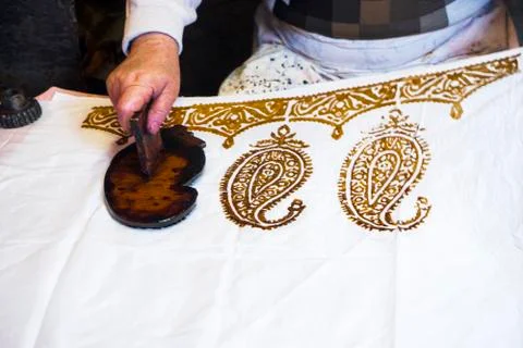 Male master puts patterns on Oriental, Turkish silk women's shawls, Texture,  库存照片