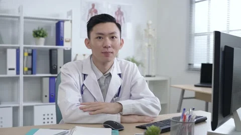 Male medical worker using computer in the office Stock Footage 158674179