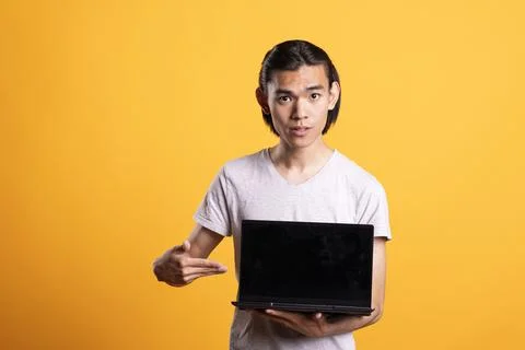 Male model presenting mockup display for promotional ads on laptop Stockfoto's