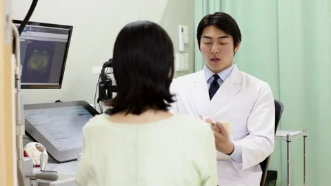 Male Ophthalmologist Explaining Eye Test Results to Female Patient 스톡 동영상 344237850