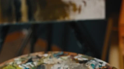 Male painter using white paint on big canvas. Stock-Footage 147207620