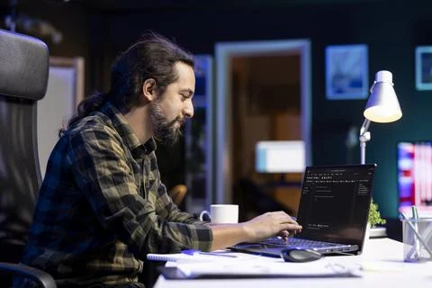 Male programmer coding on laptop Stock-Fotos