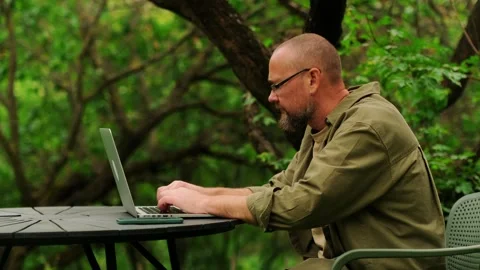 Male programmer working remotely. Digital nomad concept. Stockbeeldmateriaal 248507590