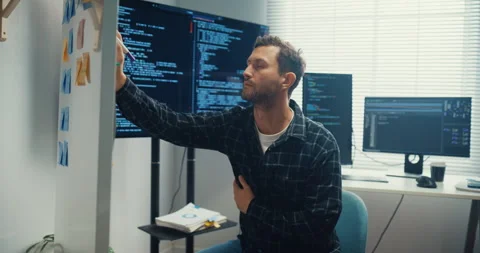 Male programmer write creative plan on whiteboard in home office. Vidéo 344046731