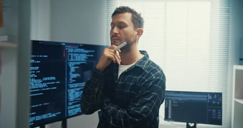 Male programmer write creative plan on whiteboard in home office. Vidéo 344046879