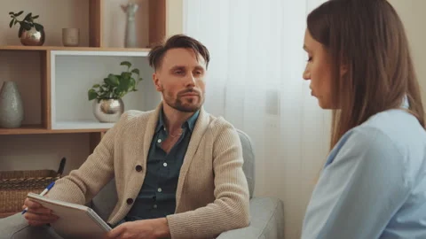 Male Psychologist Taking Notes During Therapy Session with Female Client 库存影片 336851581