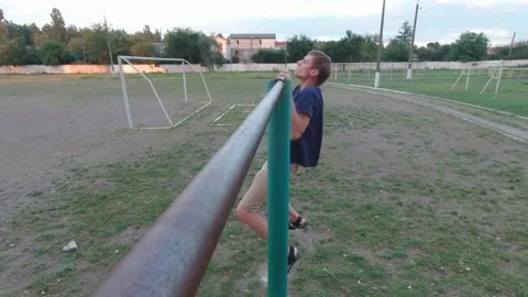 Male Pulls Up On Bar Stock Footage 159662564