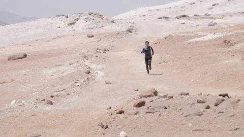 Male running down in the desert Stock-Footage 132013431