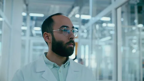 Male Scientist Observing Laboratory while Walking through Research Center Vidéo 331336773