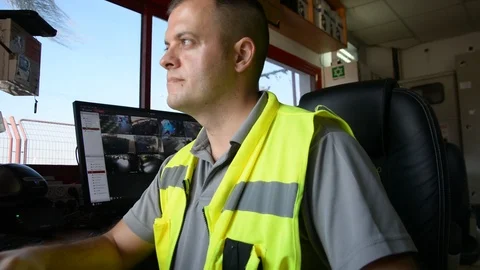 Male security guard on workplace in action Vidéo 95583104