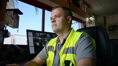 Male security guard on workplace in action Vídeo Stock 95583537