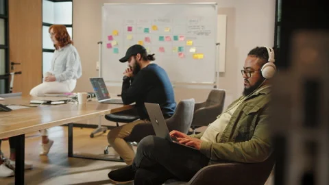 Male software developer working in a boardroom with his colleagues Video stock 233266917