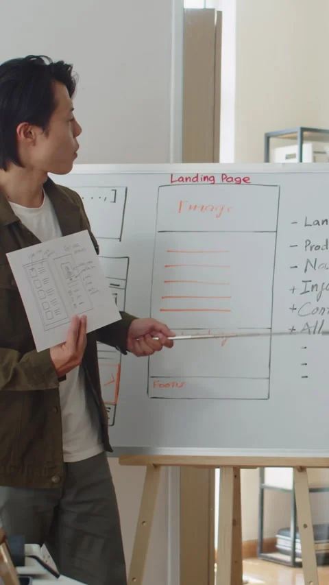 Male Software Engineer Teaching Someone at Work 스톡 동영상 256975119